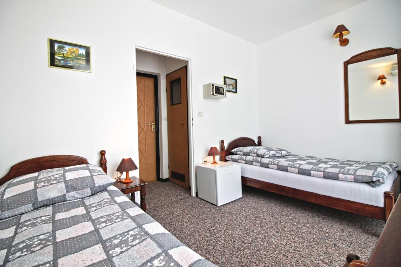 Motel Na Zbojeckiej Skawa Exteriör bild