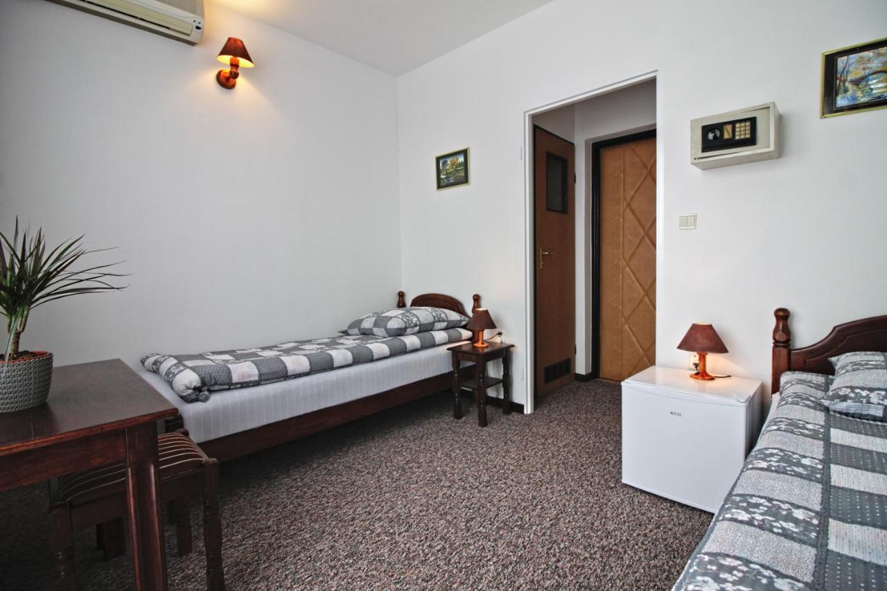 Motel Na Zbojeckiej Skawa Exteriör bild